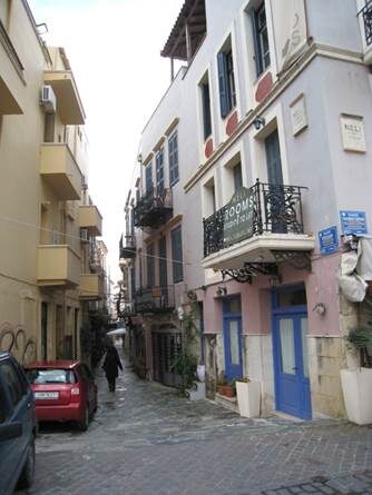 Узкие улочки старого города в Ханьи в январе