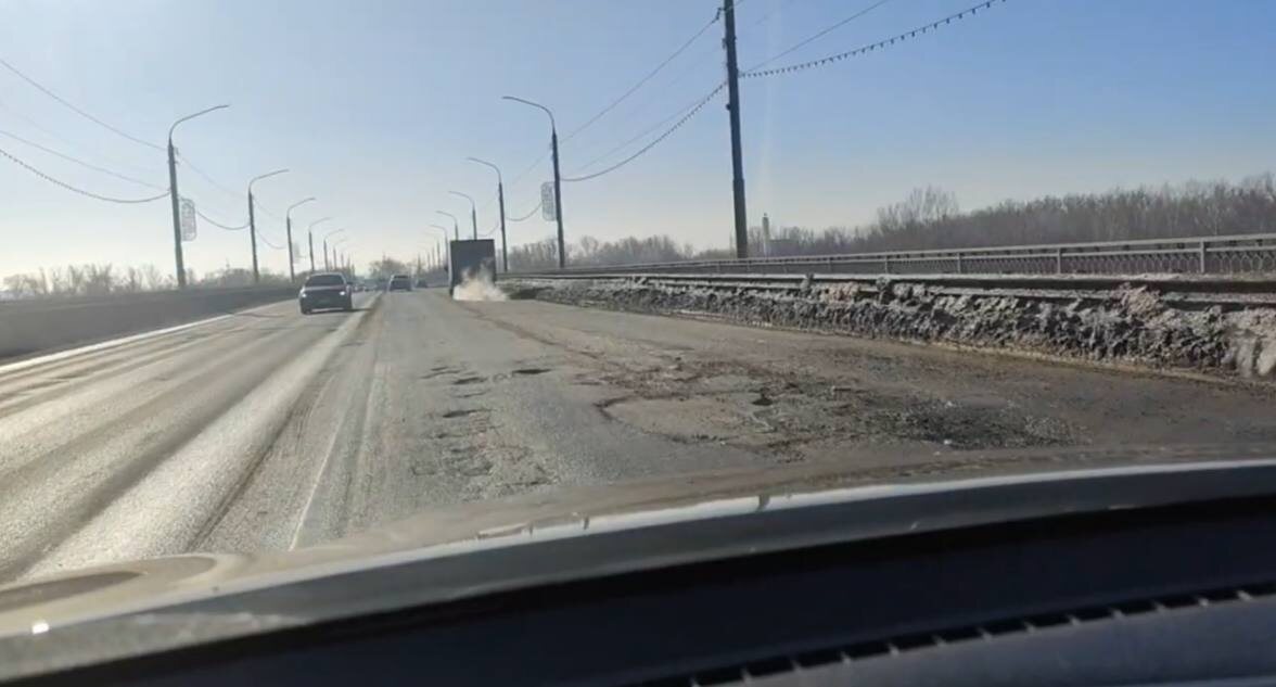    В Оренбурге на мосту через Урал на улице Донгузской ямы остались даже после ремонта