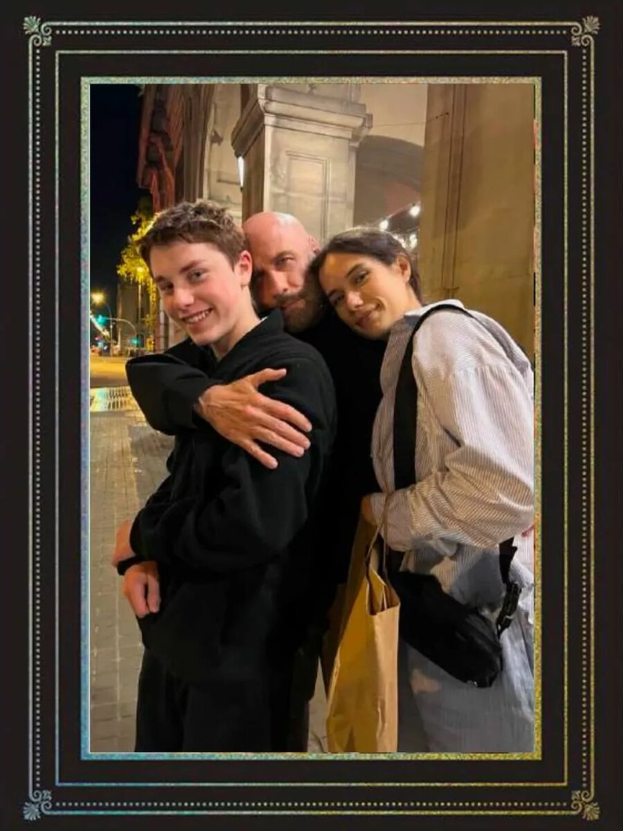 Джон Траволта с детьми📷
