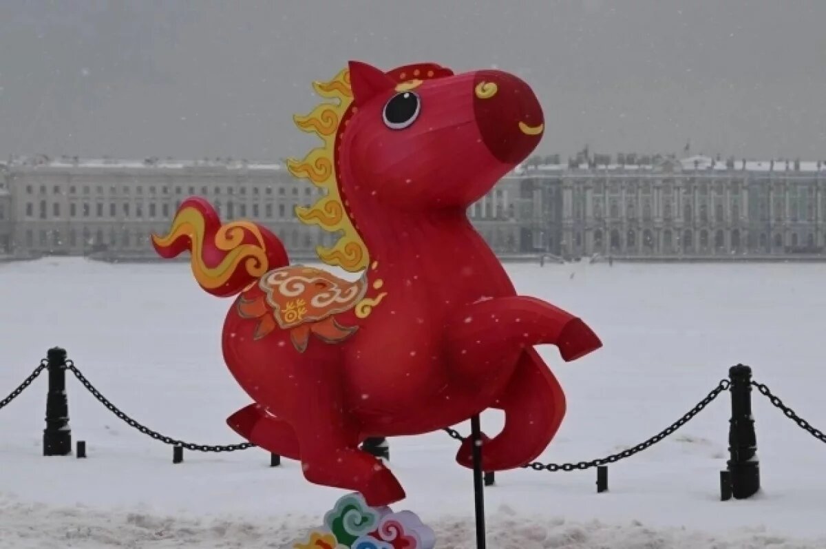    На стрелке Заячьего острова появились украшения к Китайскому новому году