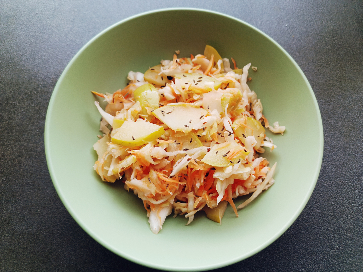 Квашеная капуста с яблоками и морковью