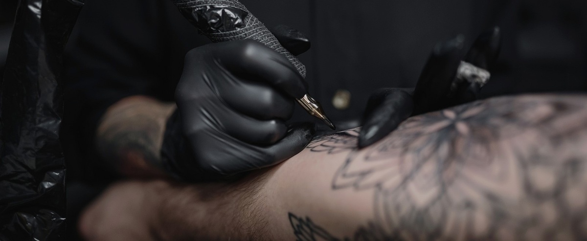 Ротор, индукция или беспроводной пен? Рассказываем, как выбрать надежное оборудование для старта в татуировке, чтобы не менять его через полгода. Советы от официального дистрибьютора бренда Ambition.
