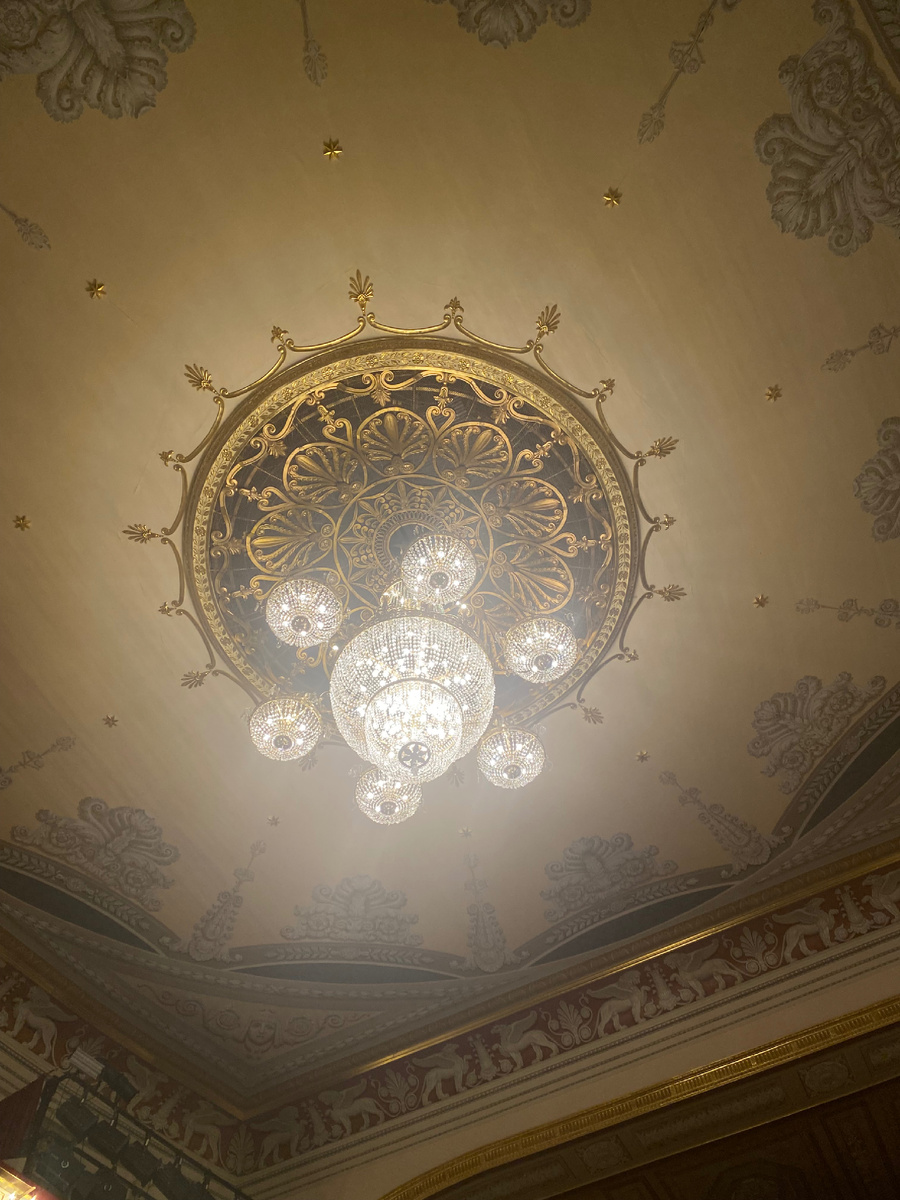 Люстра в Малом театре. Фото автора статьи. 
