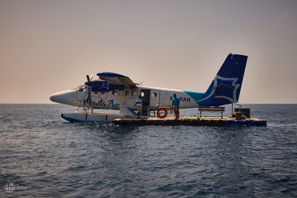 Самолёт садится прямо на воду рядом с нужным островом. Лодка с острова забирает гостей и доставляет до ресепшена отеля.