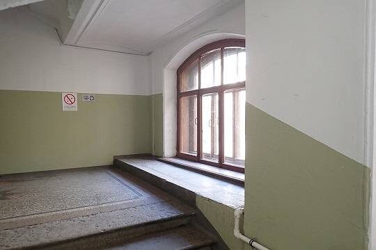    Подъезд жилого дома (фото: commons.wikimedia/Виктор Лимаренко)