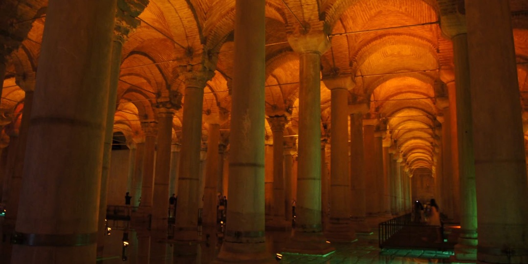 Бесконечность колонн и таинственные Медузы: что скрывает Цистерна Базилика в Стамбуле?
