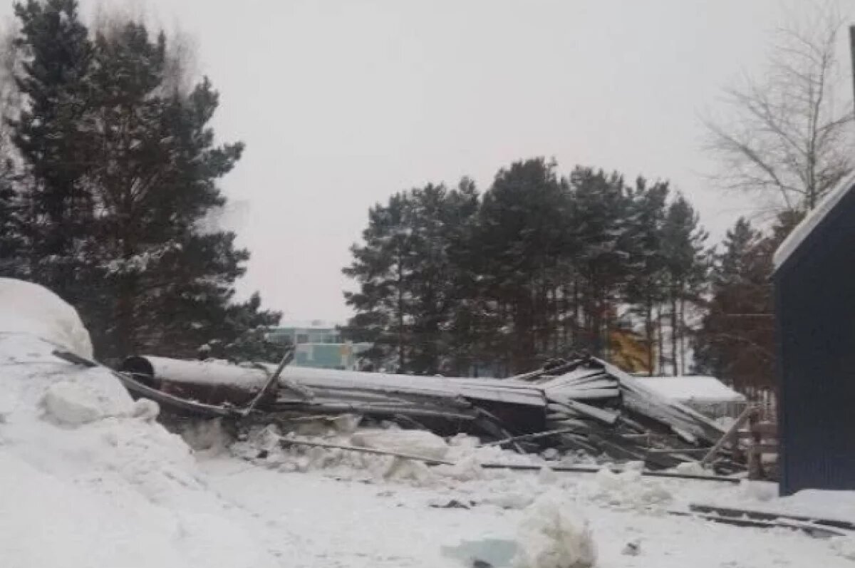    Прогнившая башня рухнула в Омской области, оставив жителей без воды