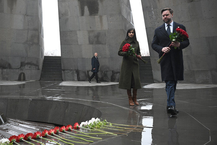    Вместе с супругой Ушей Вэнс возложил цветы к Вечному огню. Фото: сайт Премьер-министра Республики Армения.