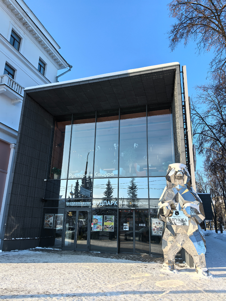 На 1-ом этаже "Фудпарк" (фудкорт); на 2-ом ресторан "Сайёра" (восточная кухня); на 4-ом ресторан "Бирукка" (европейская кухня) 