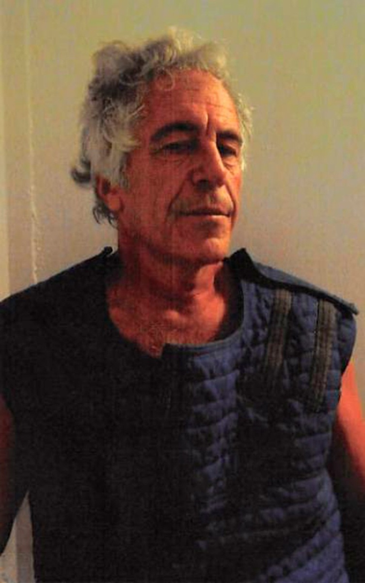    Джеффри Эпштейн сразу после попытки самоубийства в тюрьме, он облачен в специальный «антисуицидальный» жилет. Фото: Минюст США.