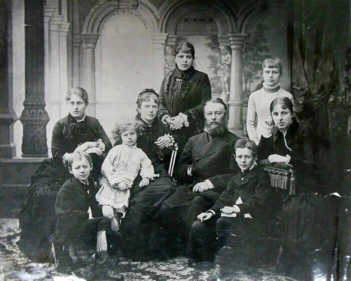 Семейство Давыдовых Татьяна - вверху, первая слева, за спинами родителей