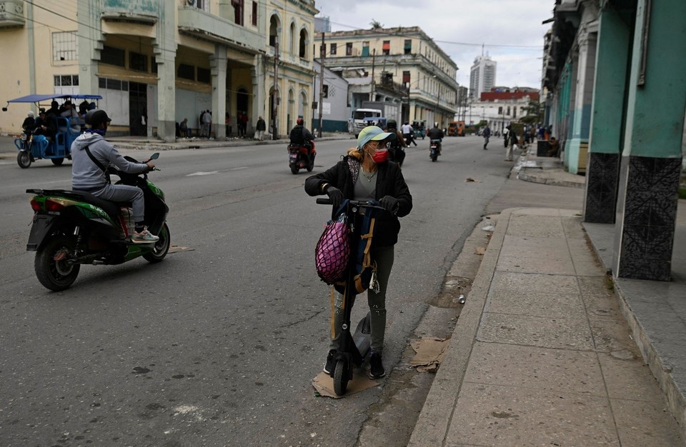    Расчет на то, что без топлива на Кубе все достаточно быстро перестанет функционировать (в том числе и военная техника), пока оправдывается. REUTERS