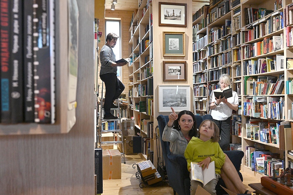    Посетители в общественной библиотеке Дома культуры села Веськово (Ярославская область, Переславский район). / Владимир Вяткин/ РИА Новости