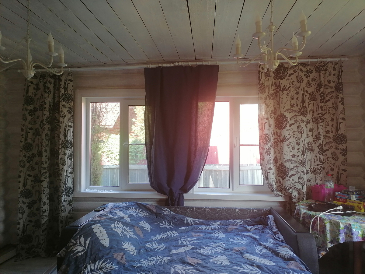 Самые первые прикидки штор, потом синяя штора уедет из этой комнаты)