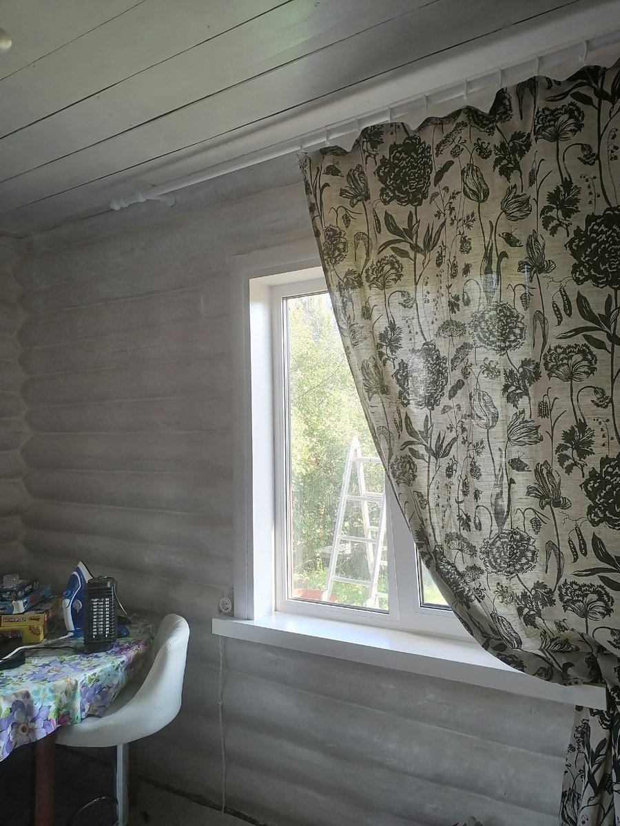 Третье окно в большой комнате. Конечно же не хватает тюля...