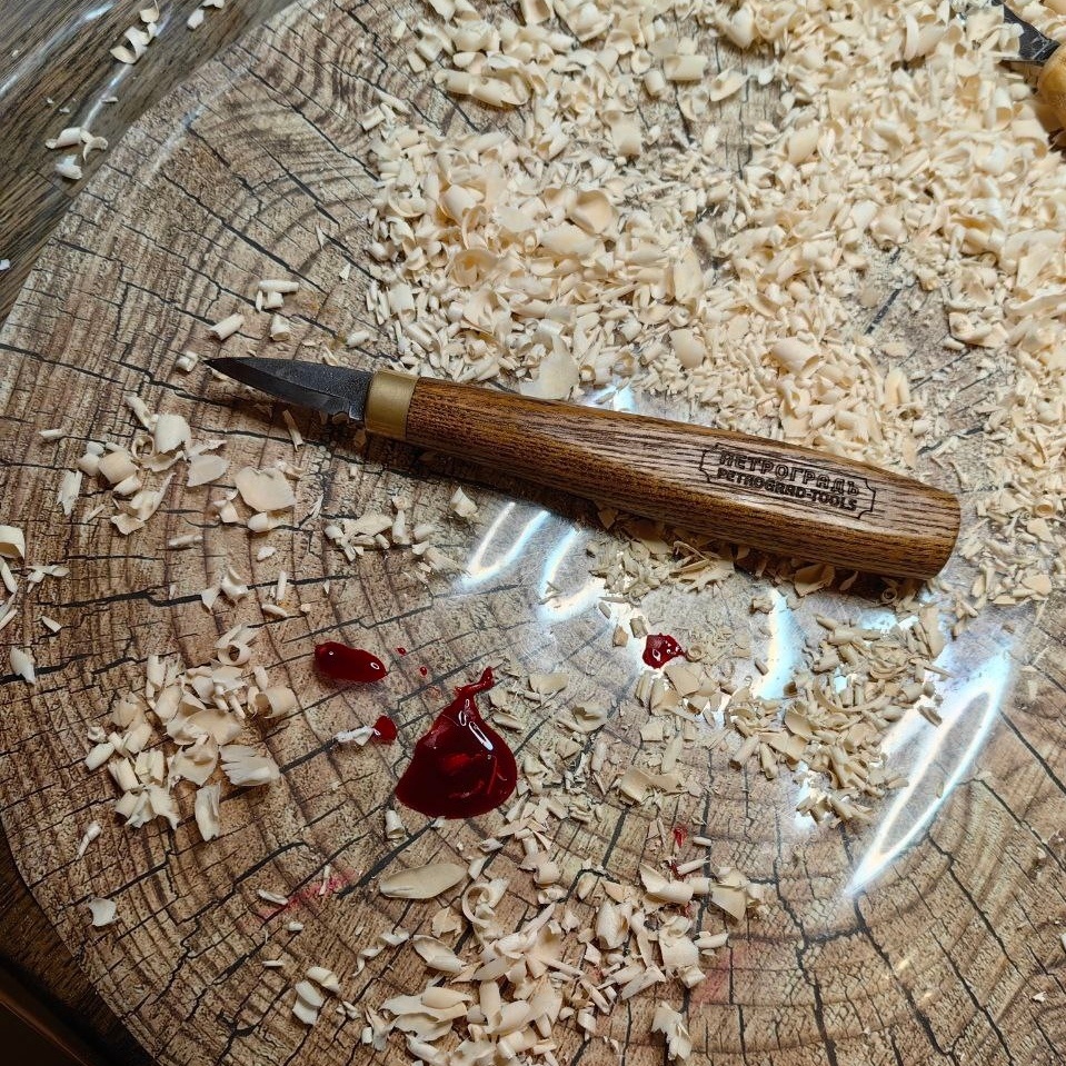 При резьбе по дереву мы имеем дело с острым инструментом! Следует всегда об этом помнить