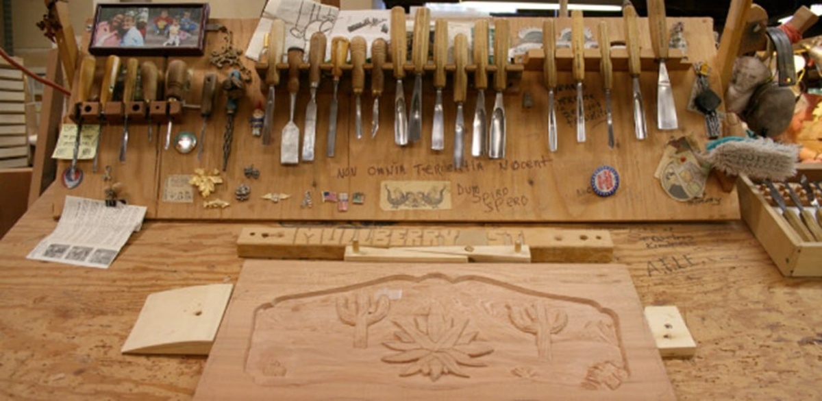 Рабочее место резчика, картинка взята с просторов интернета