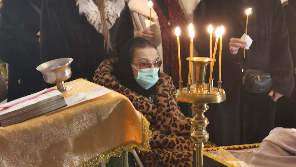 Мария Баталова на прощании с мамой, Гитаной Леонтенко. Фото: Ольга Храбрых / Teleprogramma.org