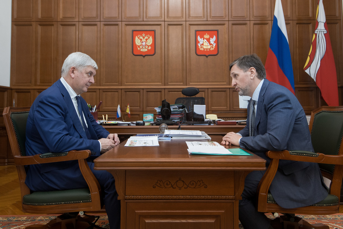     Губернатор Александр Гусев и председатель совета директоров ГК «АГРОЭКО» Владимир Маслов. Автор: редакция. Фото: правительство ВО.