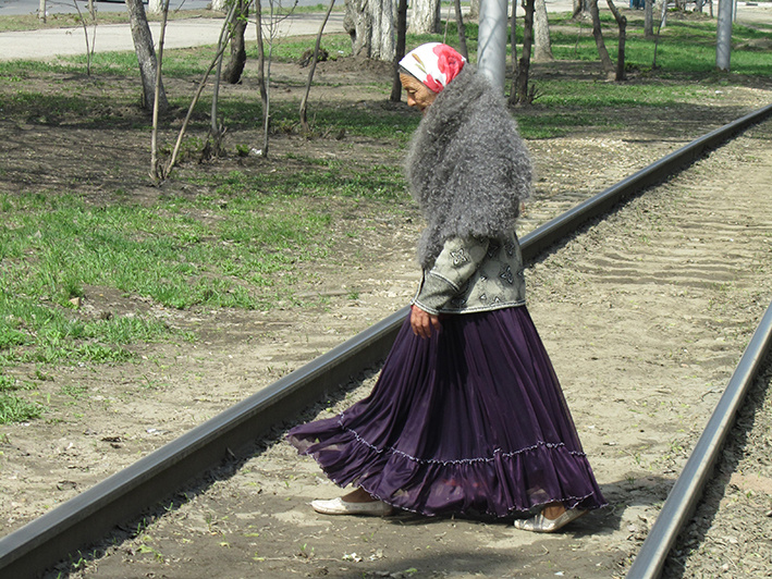 Фото из интернета. Цыганка идёт с "работы".