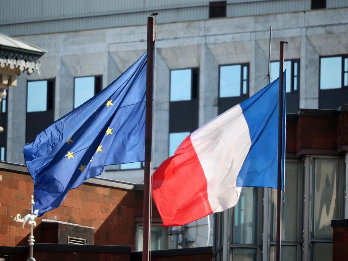    Флаги на территории посольства Франции в Москве | © РИА Новости / Виталий Белоусов