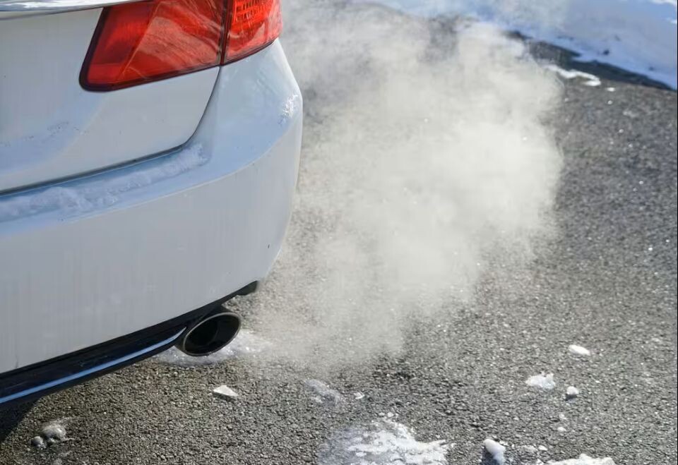 Фото Getty Images. Густой белый дым из выхлопной трубы сигнализирует о том, что антифриз попадает в цилиндры. В отличие от обычного конденсата, такой «дым» долго не рассеивается в воздухе.