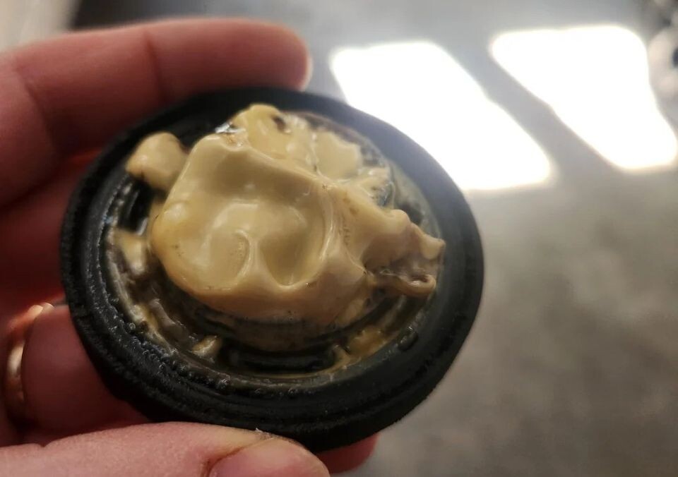 Фото r/AskMechanics. Симптом "пробитой" прокладки: эмульсия в масле часто идет рука об руку с ледяным воздухом из печки и бурлением в расширительном бачке