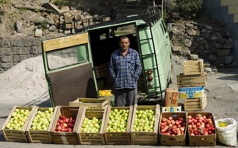    Люди могли заработать на том, что умеет каждый – выращивать и продавать овощи и фрукты, готовить вкусную домашнюю еду. Фото: flickr.com