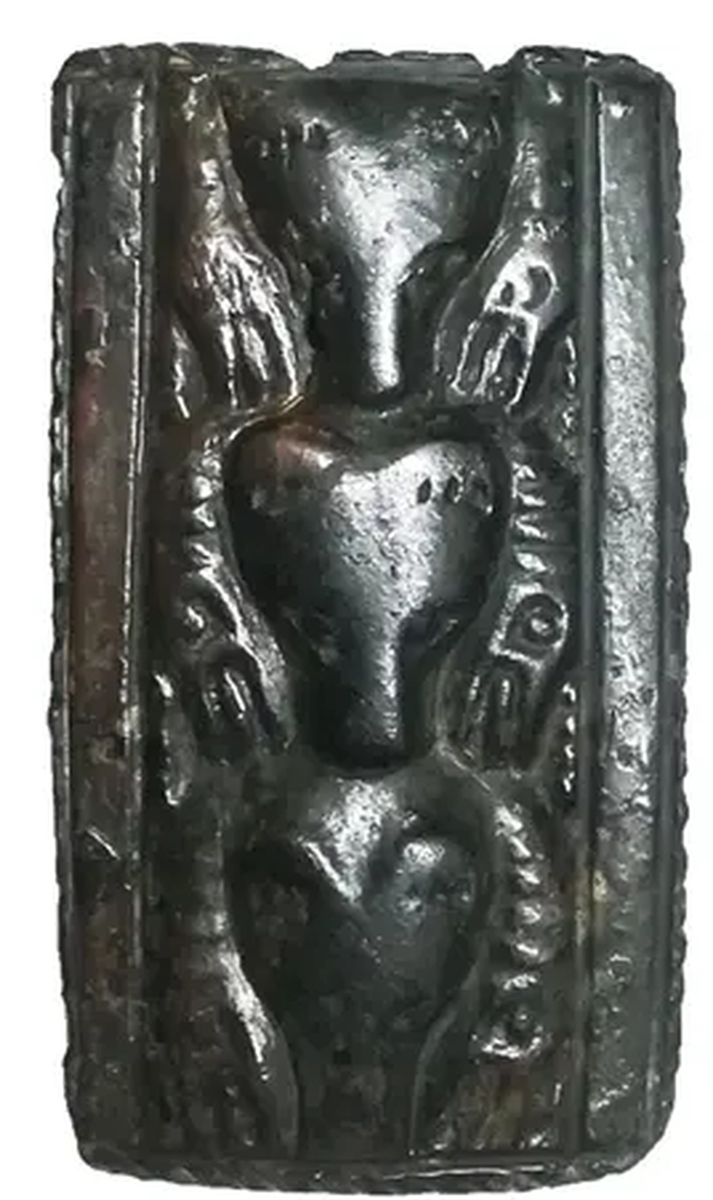    Бронзовая бляха с изображением «медведей в жертвенной позе». Предоставлено Алексеем Фрибусом