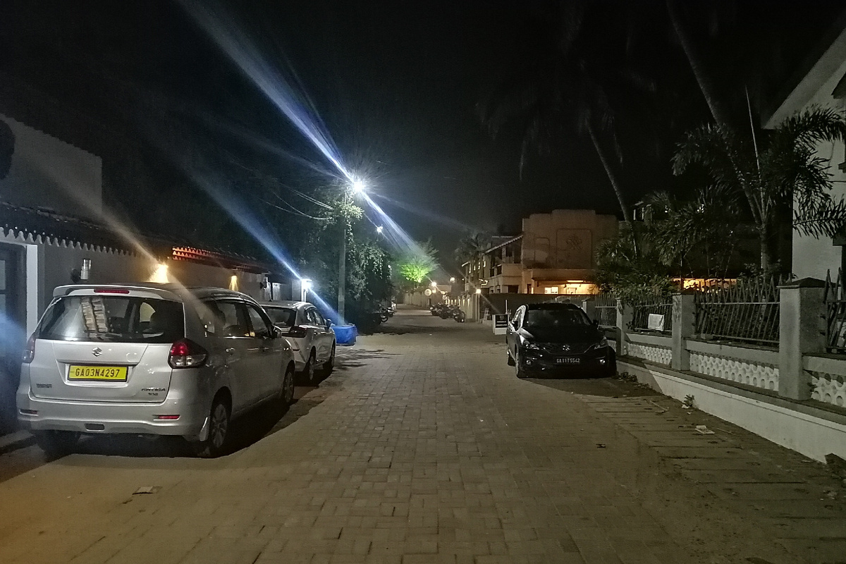 У отеля в 5 утра. Все фото в данной статье сделаны Автором 5.02.2026