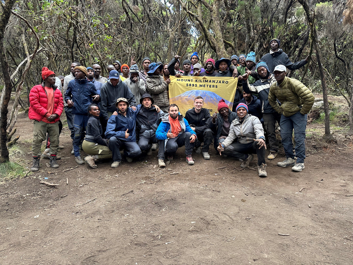 Наша команда - портеры, гиды и т.д. (Эдриан в синей шляпе, держит флаг).