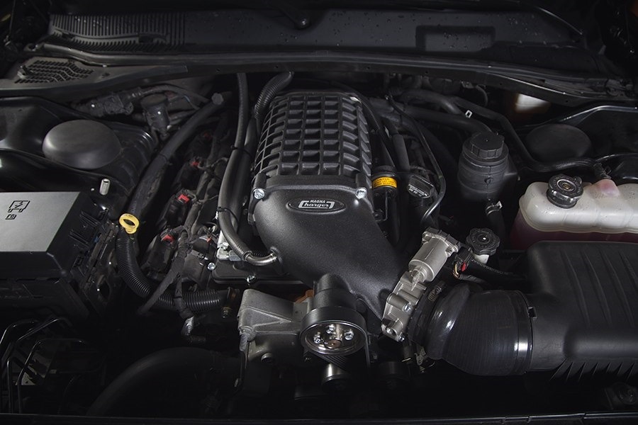 Подкапотное пространство Dodge Challenger SRT8.