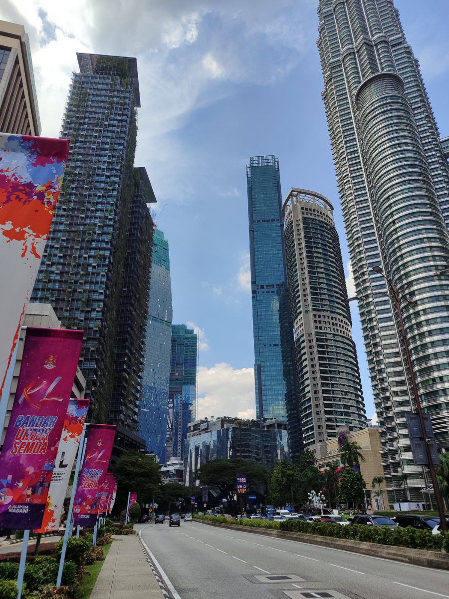 Свидание с Куала-Лумпуром я предвкушал задолго до визита в город и потому был готов к трудностям, сопряжëнным с перемещением между двумя столицами. Я знал, какая в конце меня ждëт награда. 