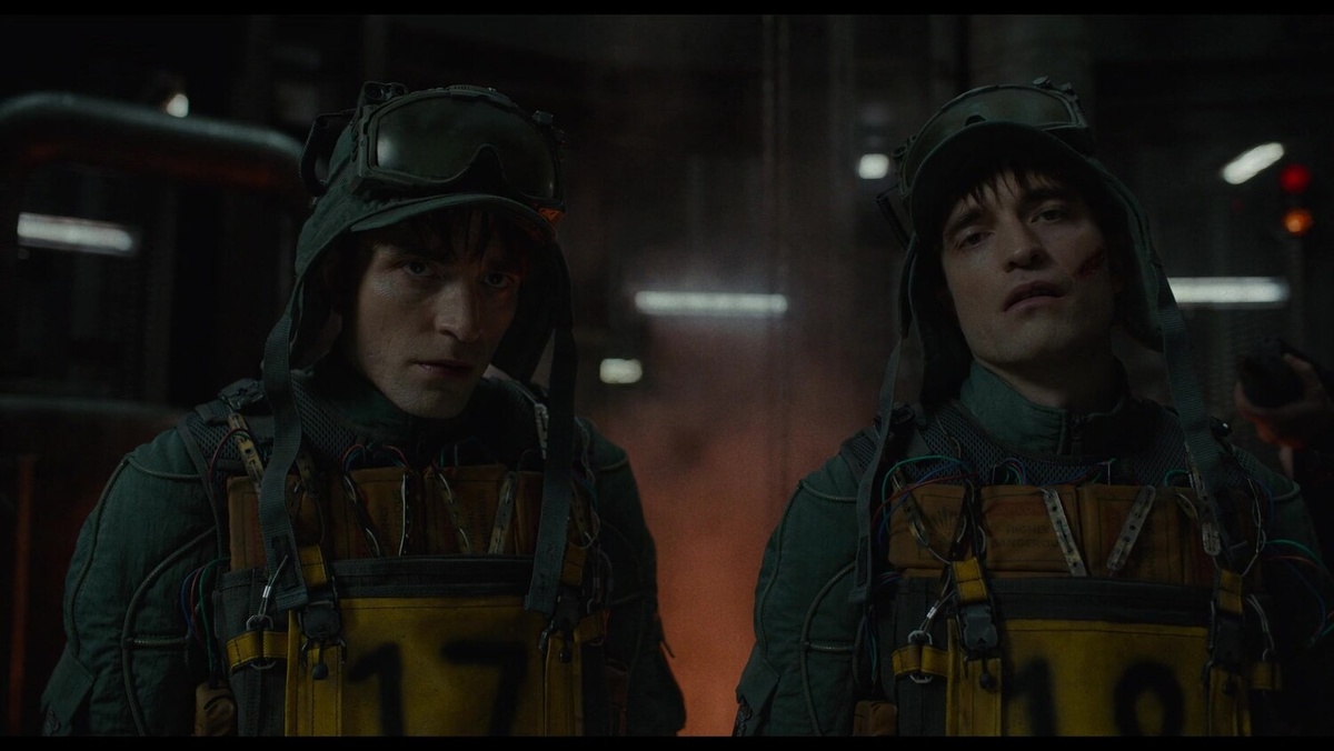 Кадр из фильма. Размножившийся Роберт Паттинсон заметно старается, но этого мало для хорошего результата, если мы говорим о фильме в целом