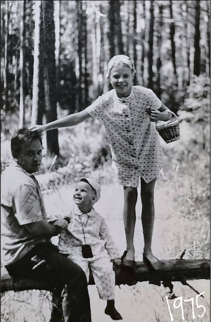 Мой папа, рядом сижу Я, а около меня стоит моя сестра Маша. Мы в "Ильинке" - на общесемейной даче. Мне кажется, что этот год - 1975, был одним из счастливейших для моего папы, его сестры Наташи и брата Индрика... До смерти моей бабушки оставалось ещё почти 1,5 года...