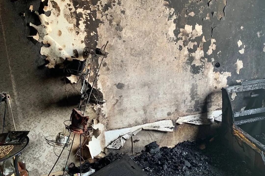 Причиной пожара стала забытая зарядка в розетке. Фото: ГУ МЧС по Новосибирской области.