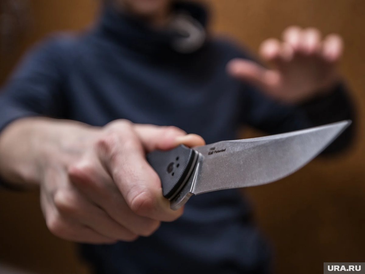     По данным следствия, пьяный сын Балахничева ударил его ножом в ребро, отчего отец скончался на месте