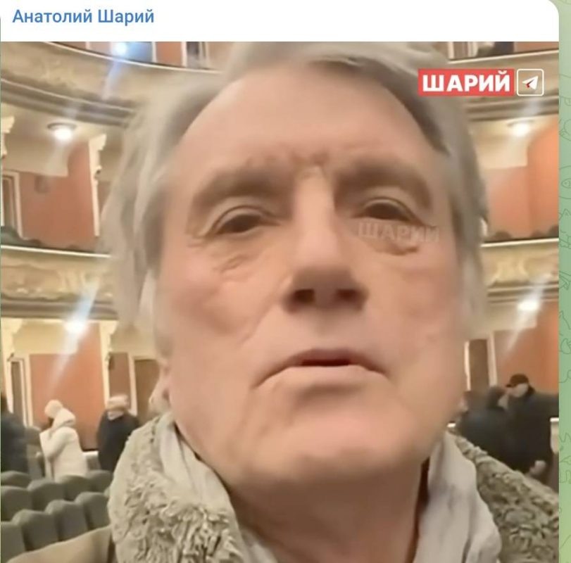   Виктор Ющенко сидит в тулупе, тепло одеты и другие участники встречи. Фото: скриншот видео в т-г Анатолия Шария