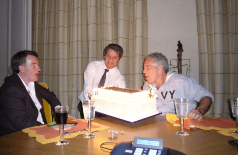 Рядом с Эпштейном на фото британский политик, лорд Питер Мандельсон