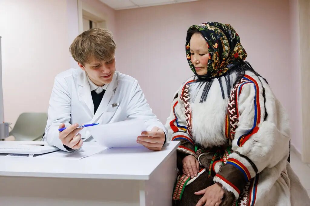    Представительница коренных народов Севера на консультации с врачом по программе «Арктический чекап»