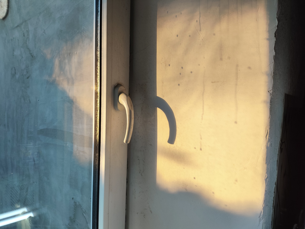 Во, на окне как ярко, и даже еще с розоватым отливом