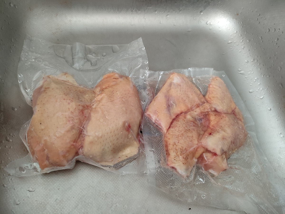 Два бедрышка и четыре крылышка - для большой кастрюли в самый раз.