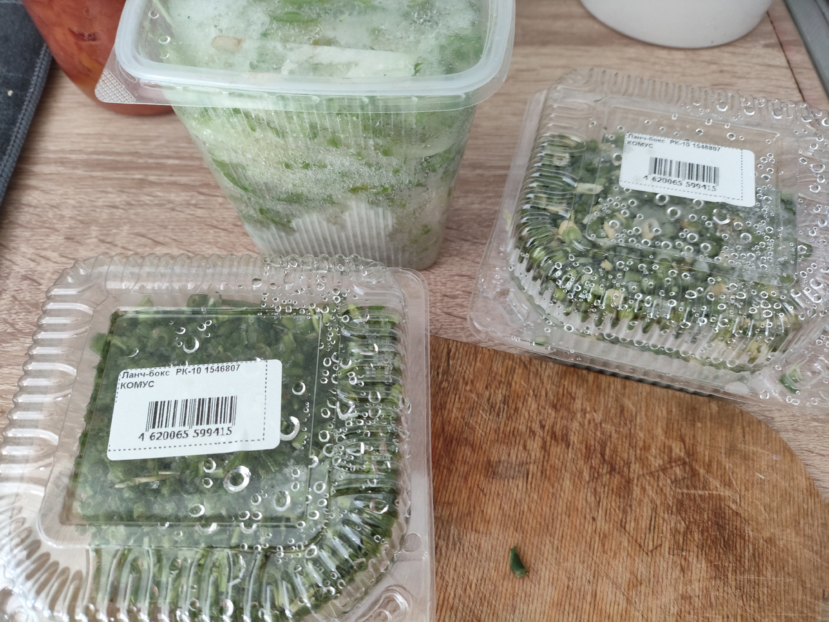 Зелень и кабачки.