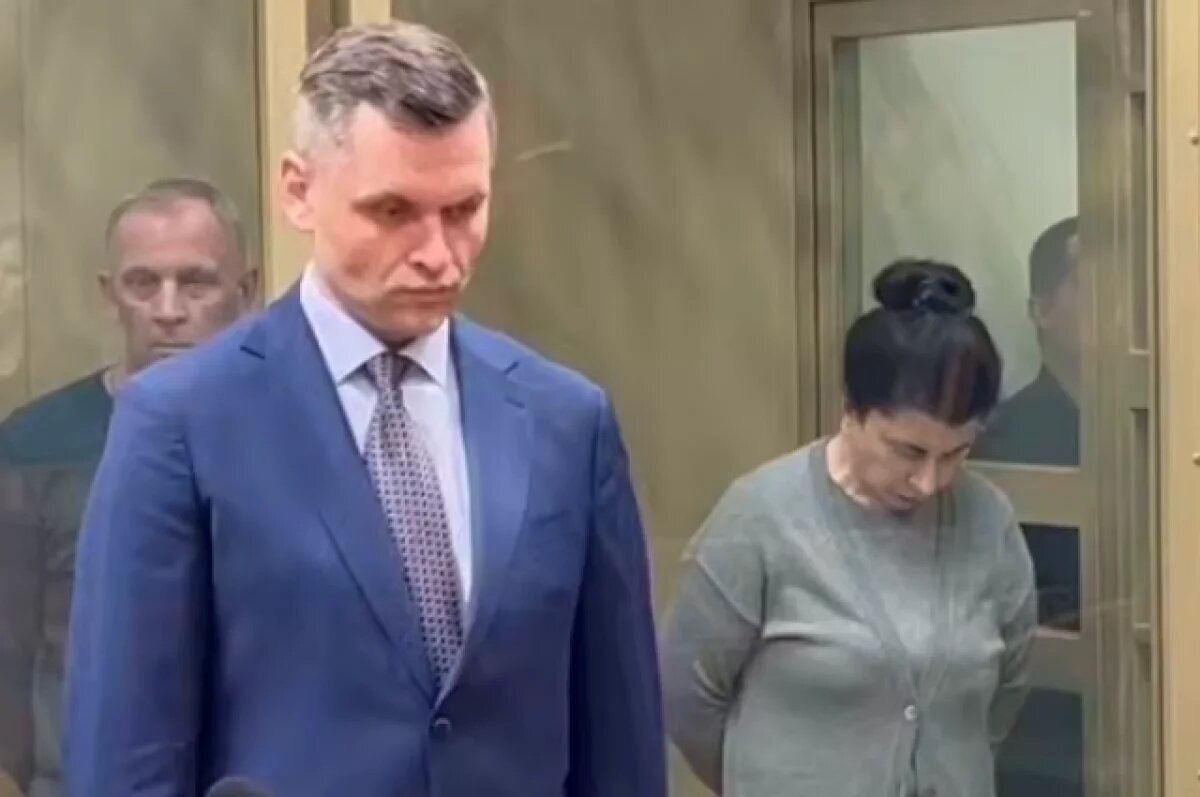    Засекли в туалете.