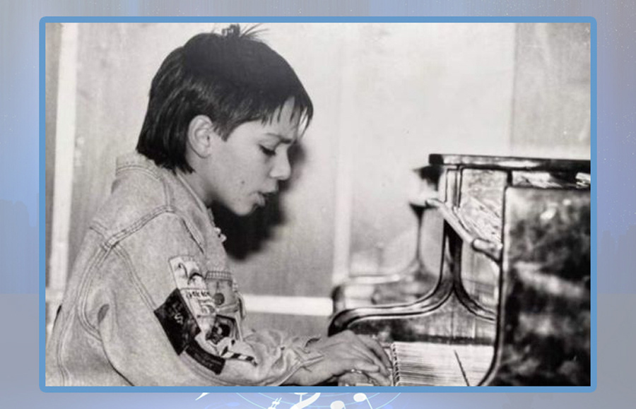 Родион Газманов. Тут он тоже за пианино! ) 