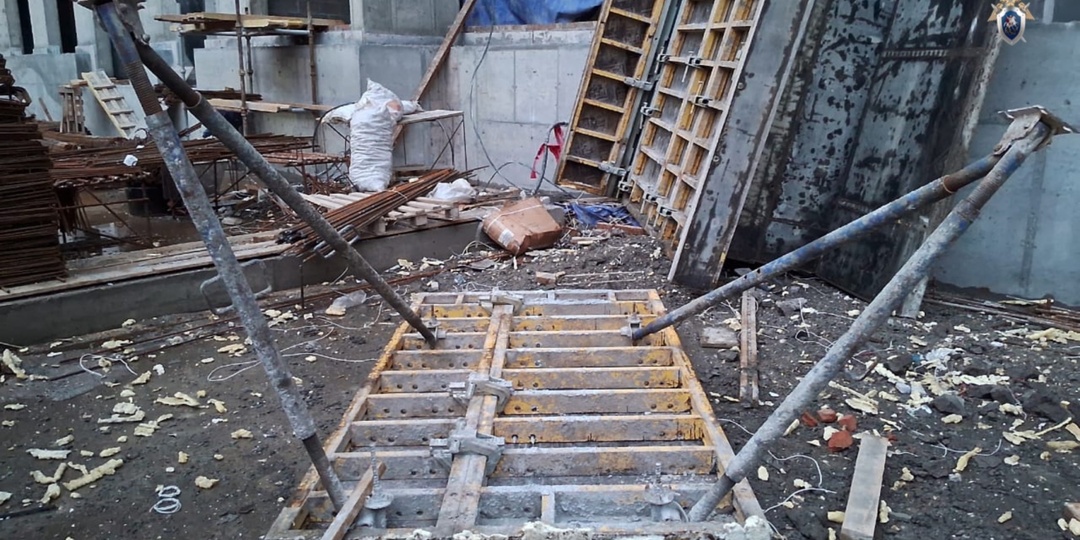 На стройке в Самарской области стропальщика насмерть раздавило рухнувшим с крана грузом