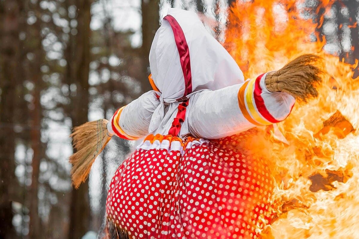 В Масленицу можно получить штраф, если неправильно жечь чучело. Источник: PhotoJuli86 / Shutterstock / FOTODOM📷
