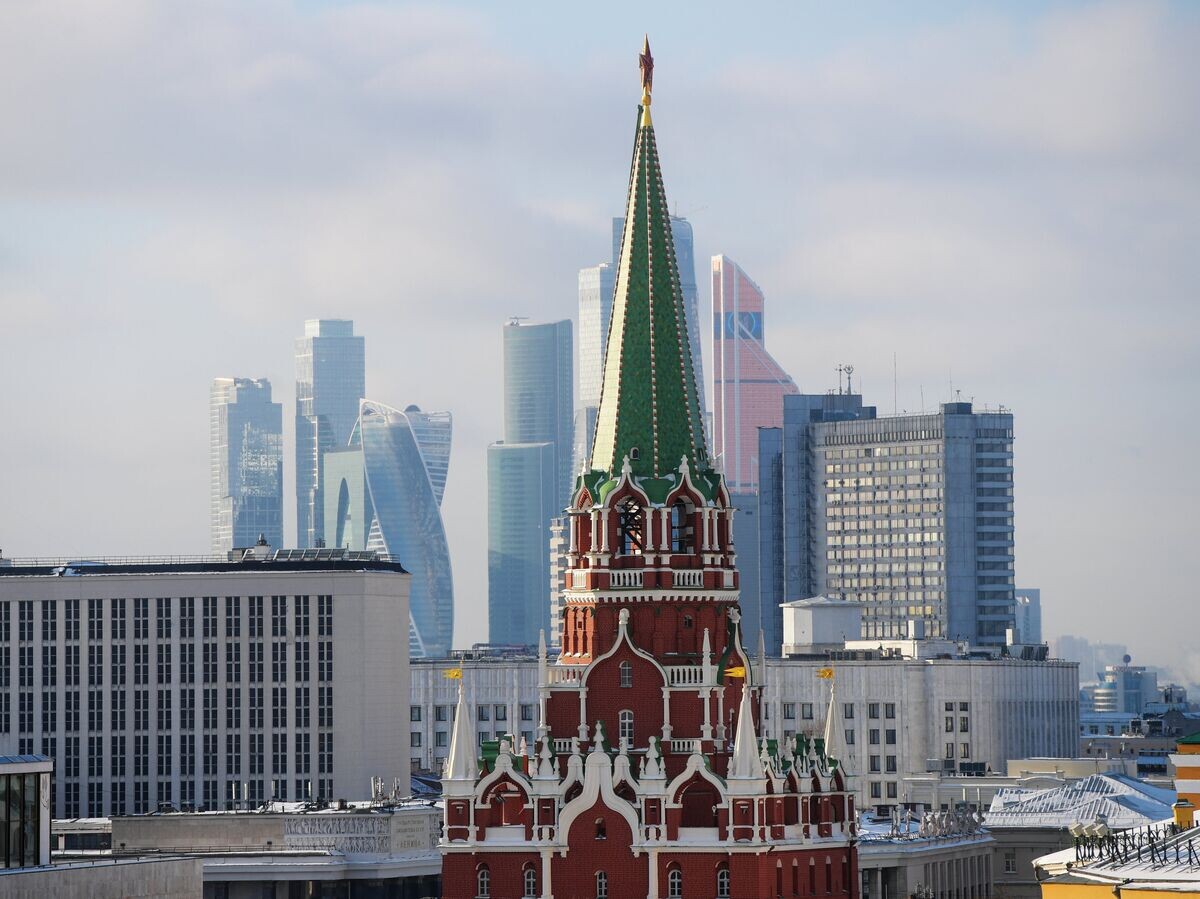    Никольская башня Московского Кремля и небоскребы Москва-сити | © РИА Новости / Григорий Сысоев