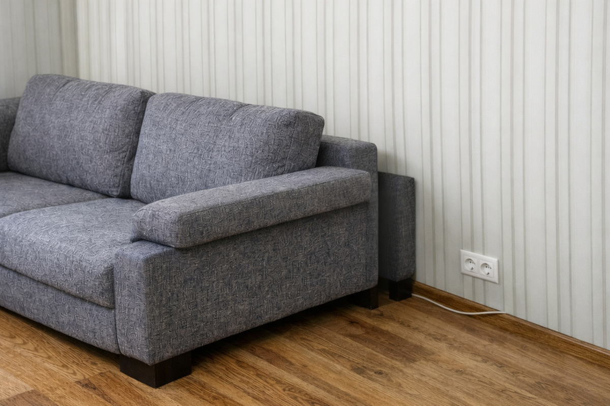 отодвинуть диван на 15-20 см