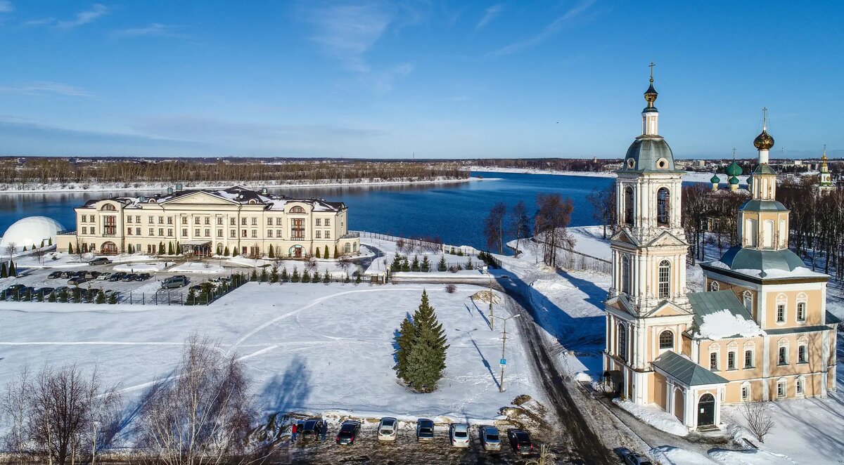     Церковь Казанской Богоматери и гостиница "Волжская Ривьера" в Угличе. © РИА Новости. Алексей Куденко
